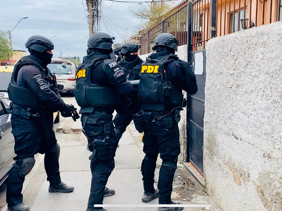 Capturada mafia que internó a mil ilegales por Arica y además le incautaron armas y drogas
