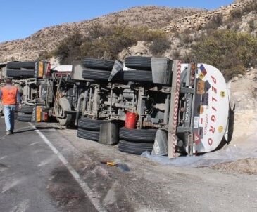 Emergencias en Putre: Volcamiento de camión bencinero y rescate de turistas