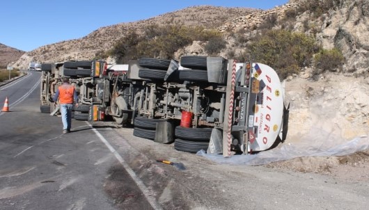 Emergencias en Putre: Volcamiento de camión bencinero y rescate de turistas