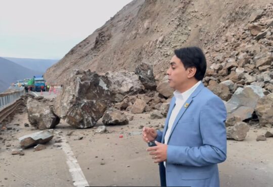 Gobernador Díaz y su equipo escaparon de un derrumbe en la Cuesta Camarones