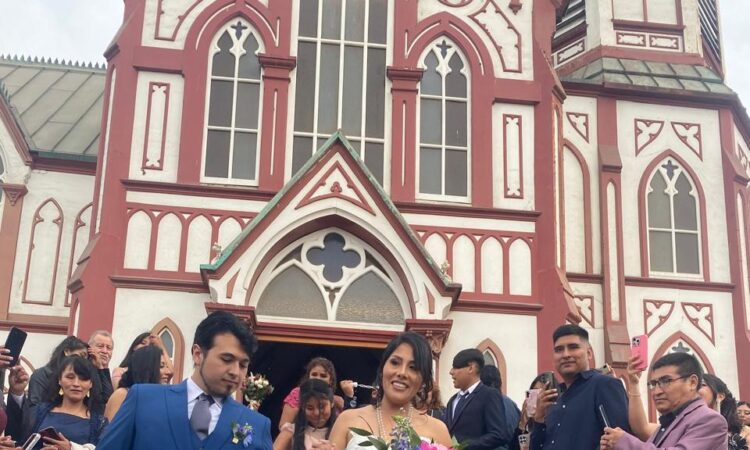 La novia votó en la mañana y se casó por la tarde en la Catedral San Marcos de Arica