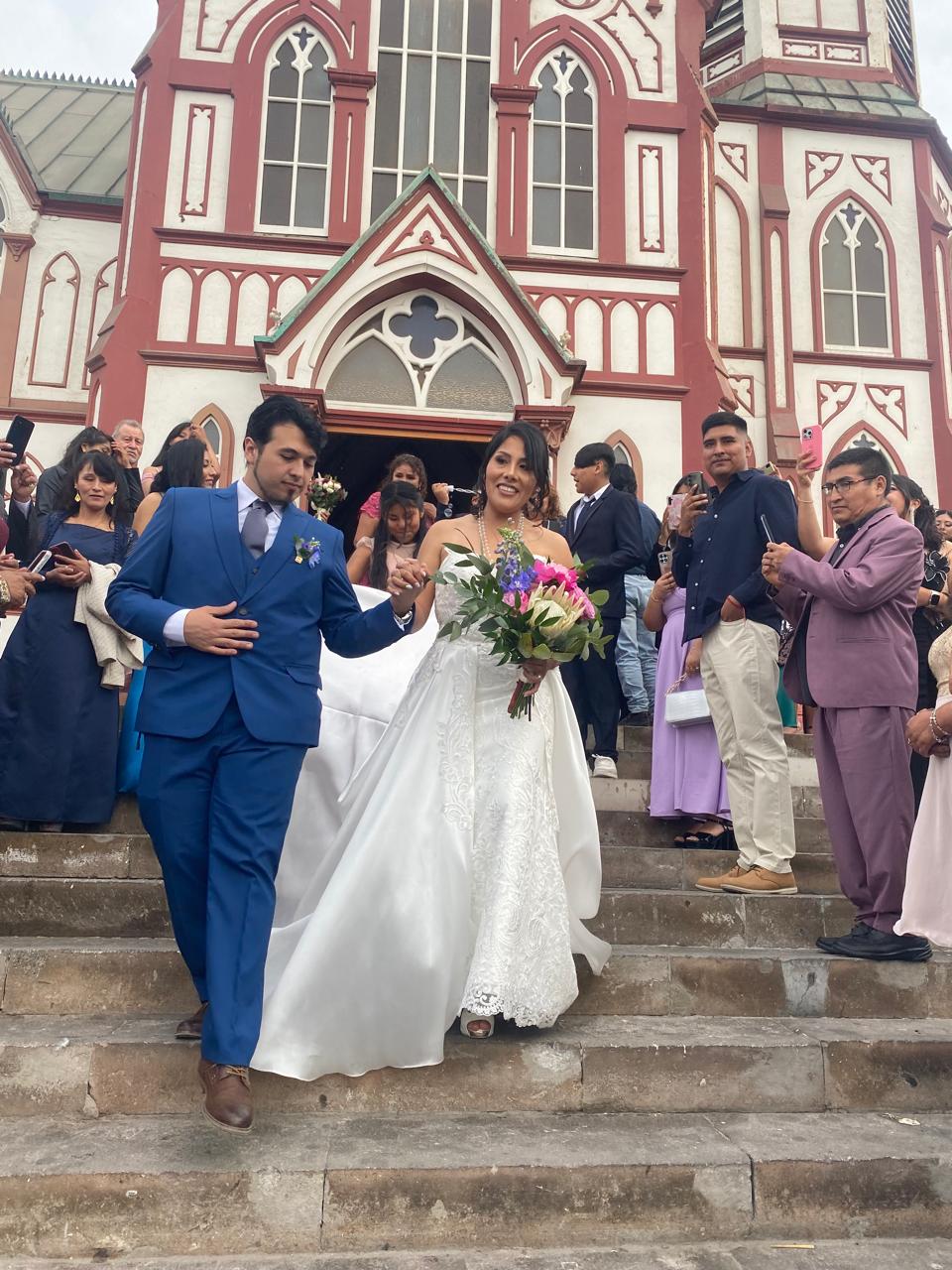 La novia votó en la mañana y se casó por la tarde en la Catedral San Marcos de Arica