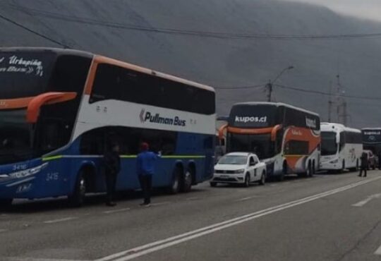 Este viernes desde 19 horas buses interurbanos reiniciaron viajes con precaución desde Arica