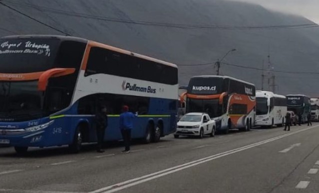 Este viernes desde 19 horas buses interurbanos reiniciaron viajes con precaución desde Arica