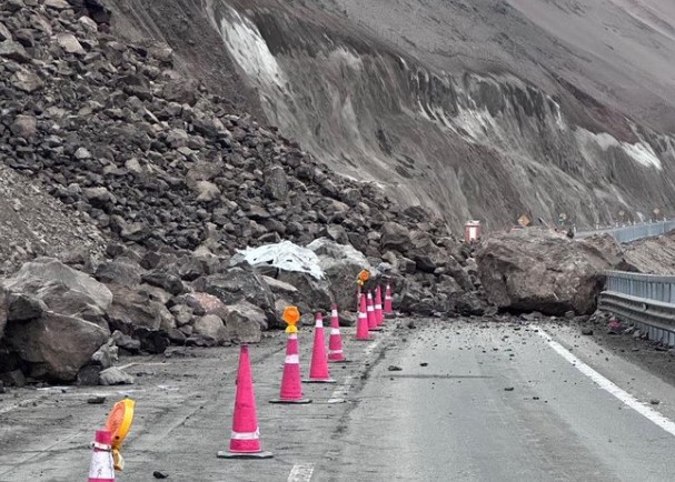 Emergencia total en Cuesta Camarones: Anoche se produjo el derrumbe más grande a la fecha