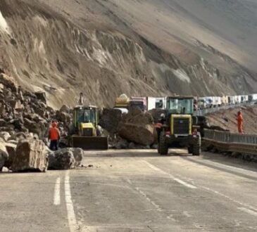 Arica aislada del resto del país durante 8 horas por derrumbe en cuesta Camarones