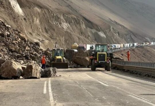 Arica aislada del resto del país durante 8 horas por derrumbe en cuesta Camarones