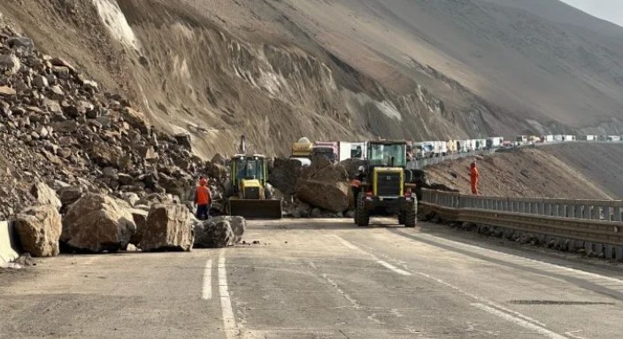 Arica aislada del resto del país durante 8 horas por derrumbe en cuesta Camarones