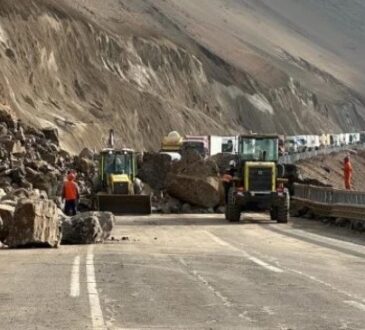 Siguen derrumbes en la Cuesta Camarones y se decretó alerta roja para todo medio de transporte