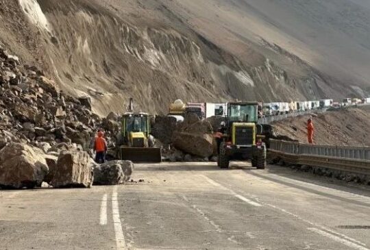 Siguen derrumbes en la Cuesta Camarones y se decretó alerta roja para todo medio de transporte