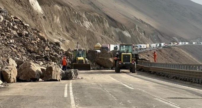 Siguen derrumbes en la Cuesta Camarones y se decretó alerta roja para todo medio de transporte