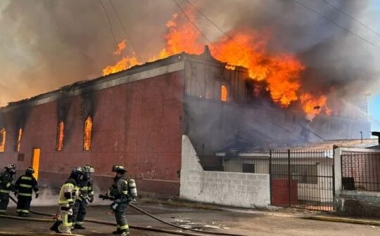 Dantesco incendio destruyó Iglesia San Francisco de Iquique