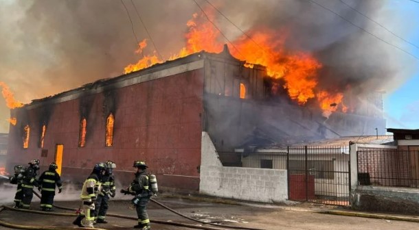 Dantesco incendio destruyó Iglesia San Francisco de Iquique
