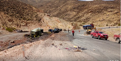 Choque y volcamiento en ruta a Bolivia deja a chofer en riesgo vital