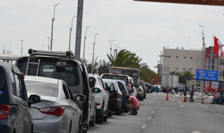 Caos en la frontera por falta de personal en control migratorio