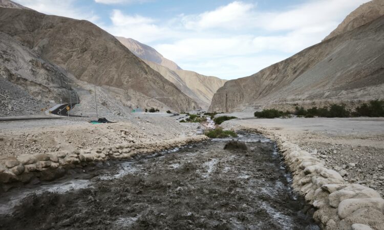 “Flushing” al embalse Chironta en Valle de Lluta en Arica
