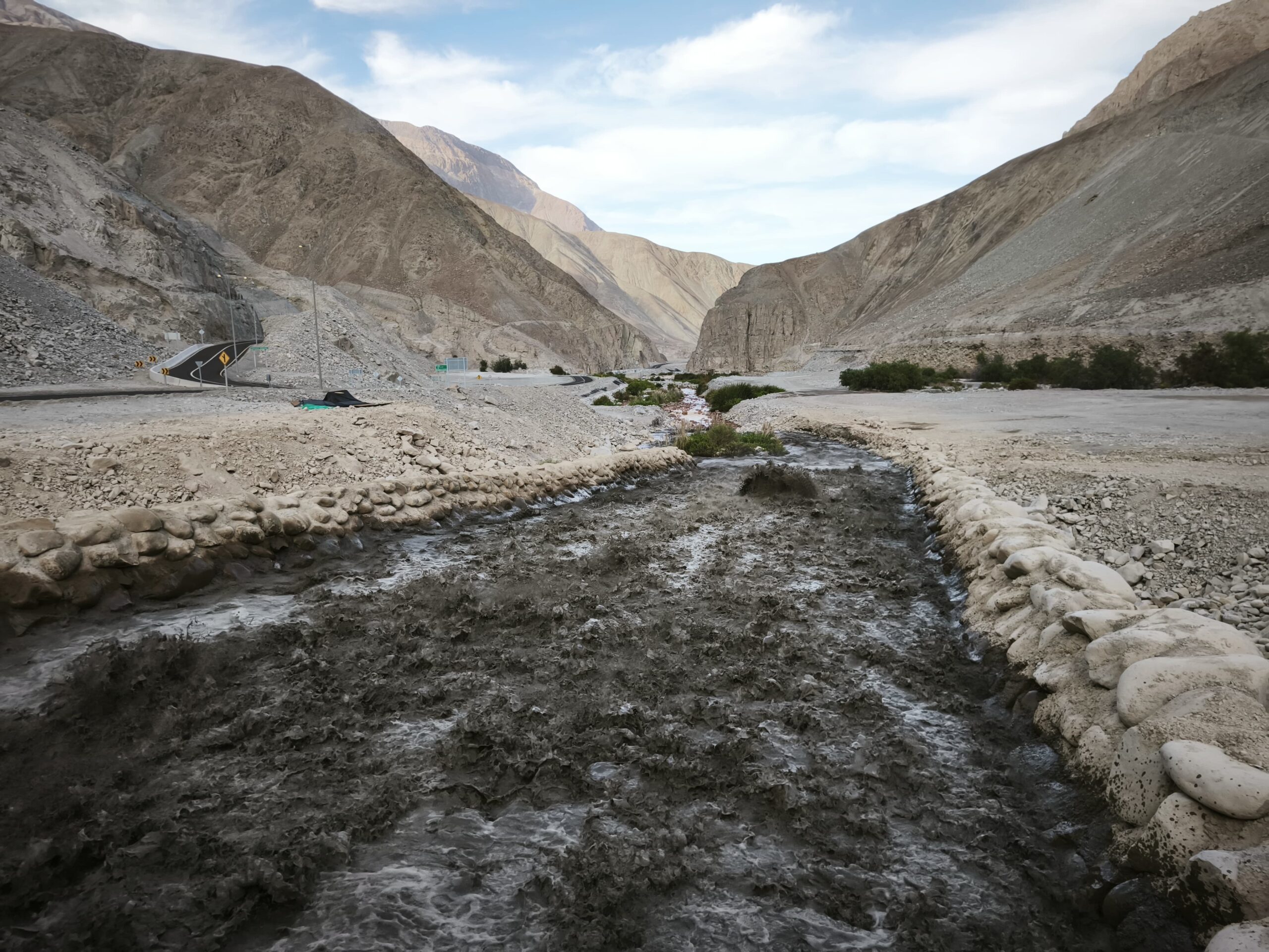  “Flushing” al embalse Chironta en Valle de Lluta en Arica