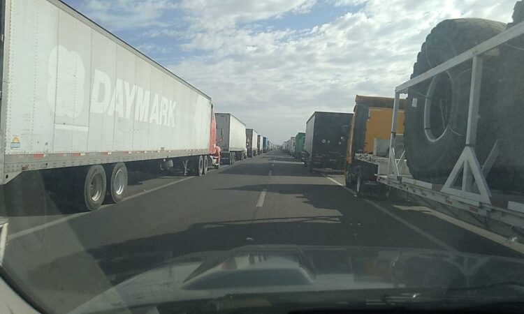 Camioneros de Arica y Parinacota exigen exoneración de multas aduaneras de Perú