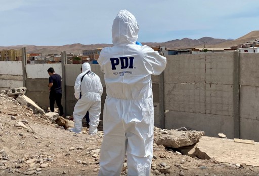 PDI investiga tercer homicidio del mes: Mujer hallada golpeada en sitio eriazo de Arica