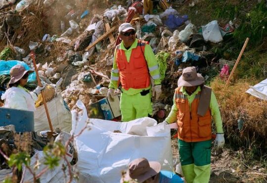 Malos ariqueños siguen tirando basura al lecho seco del río San José: Habrá duras sanciones
