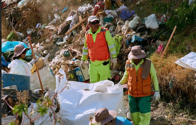 Malos ariqueños siguen tirando basura al lecho seco del río San José: Habrá duras sanciones