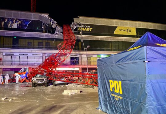 Caída de grúa sobre gimnasio Smart Fit de Arica deja a un fallecido y dos heridos graves