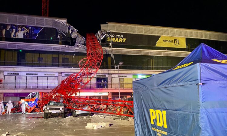 Caída de grúa sobre gimnasio Smart Fit de Arica deja a un fallecido y dos heridos graves