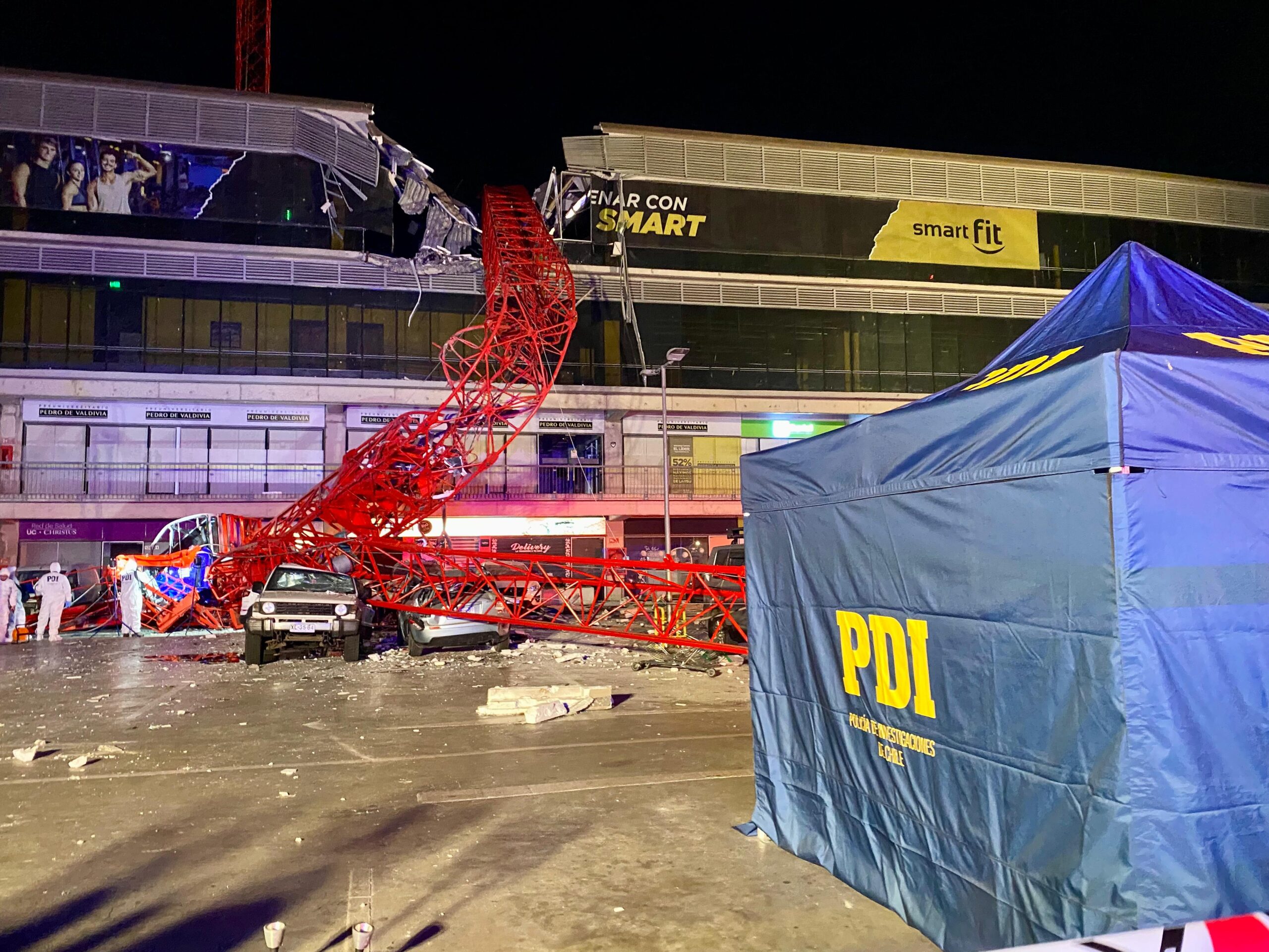 Caída de grúa sobre gimnasio Smart Fit de Arica deja a un fallecido y dos heridos graves