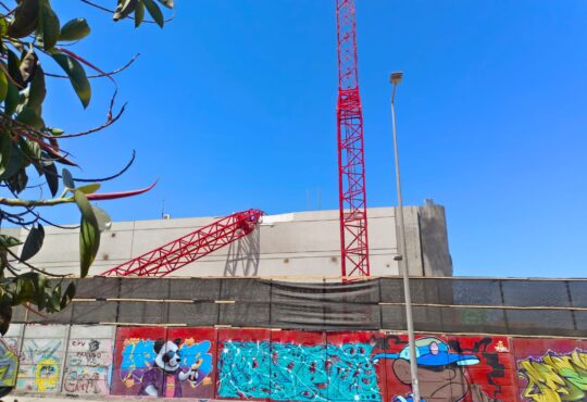 Vecinos de población Chinchorro temen que la segunda grúa se desplome sobre sus casas