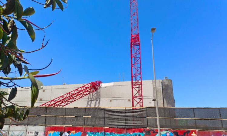 Vecinos de población Chinchorro temen que la segunda grúa se desplome sobre sus casas