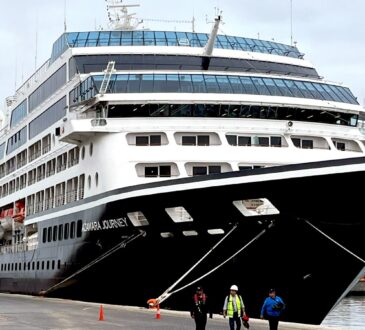 Arica dio la bienvenida a los 1.200 pasajeros del crucero Azamara Journey