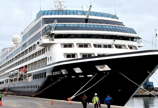Arica dio la bienvenida a los 1.200 pasajeros del crucero Azamara Journey