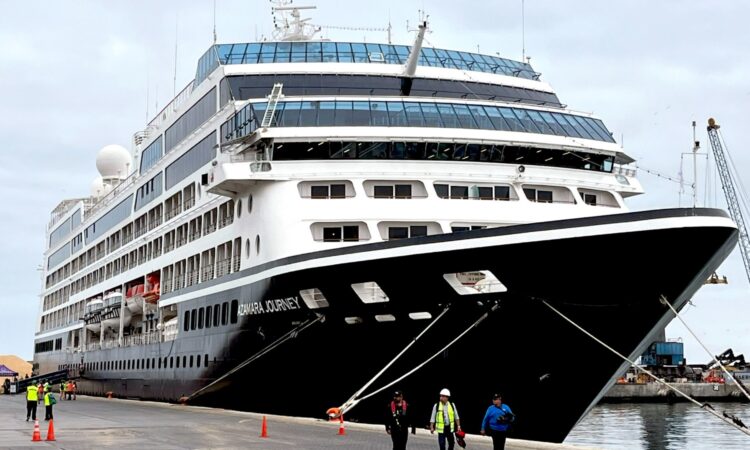 Arica dio la bienvenida a los 1.200 pasajeros del crucero Azamara Journey