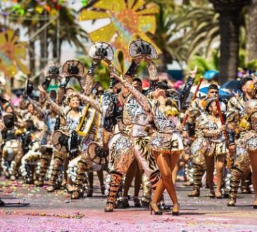 El Carnaval Con la Fuerza del Sol de Arica partió igual pese a la llovizna