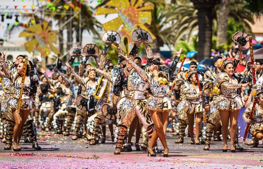 El Carnaval Con la Fuerza del Sol de Arica partió igual pese a la llovizna