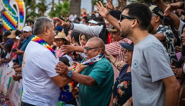 El alcalde de Arica compartió la alegría popular del Carnaval 2025