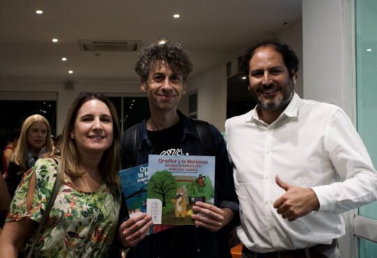 Donan a colegios y bibliotecas los libros inclusivos de “Orniflor y la Mariposa” que promueven la protección del medio ambiente
