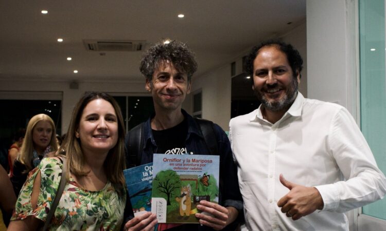 Donan a colegios y bibliotecas los libros inclusivos de “Orniflor y la Mariposa” que promueven la protección del medio ambiente