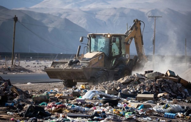 La entrada sur estaba hecha un asco por la acción de malos ariqueños