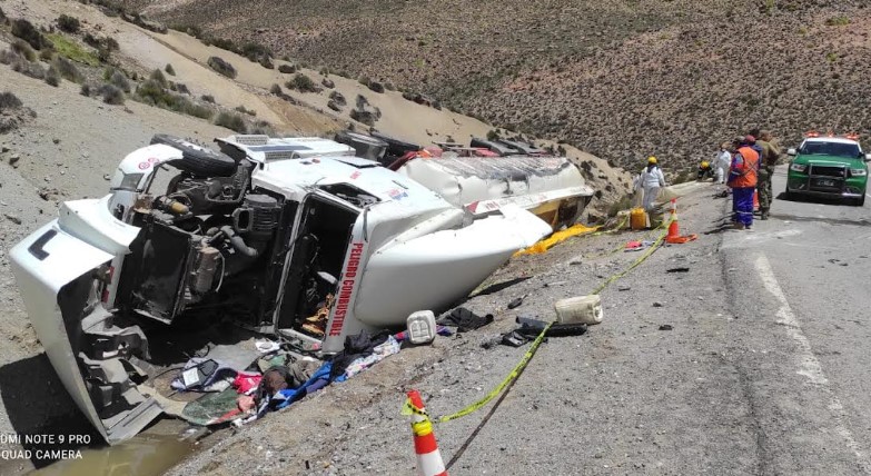 Camión derramó 10 mil litros de petróleo en el Parque Lauca: Chofer boliviano conducía ebrio
