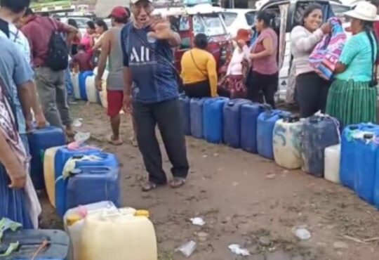 Crisis de combustible en Bolivia genera filas para comprar alimentos en La Paz