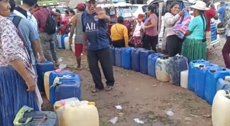Crisis de combustible en Bolivia genera filas para comprar alimentos en La Paz