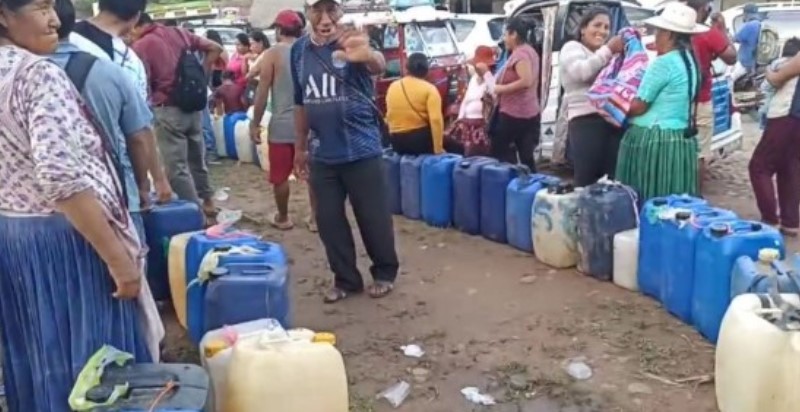 Crisis de combustible en Bolivia genera filas para comprar alimentos en La Paz