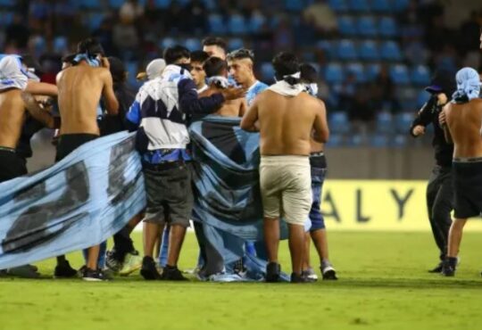 Bochorno en Iquique: Encapuchados invadieron la cancha cuando perdían 4-0 con la Española