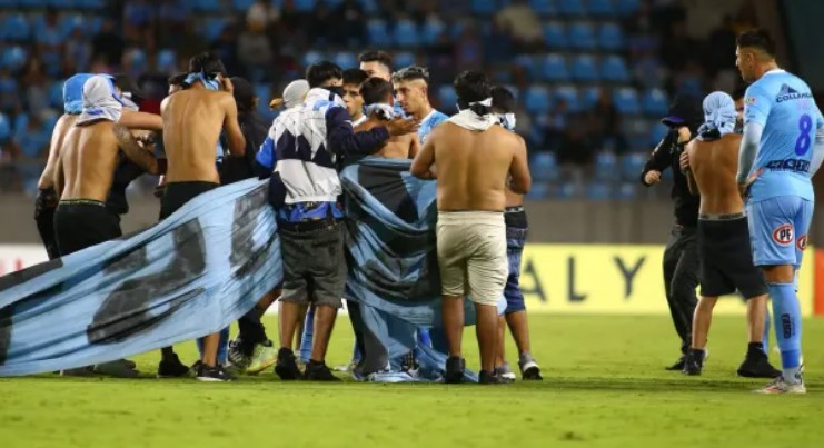 Bochorno en Iquique: Encapuchados invadieron la cancha cuando perdían 4-0 con la Española