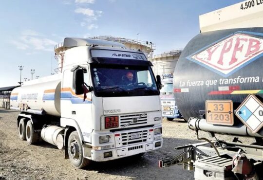 Descarga de 4.3 millones de litros de gasolina y diésel en Arica alivia crisis en Bolivia