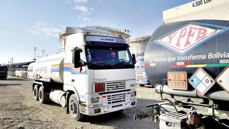 Descarga de 4.3 millones de litros de gasolina y diésel en Arica alivia crisis en Bolivia