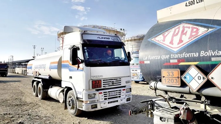 Descarga de 4.3 millones de litros de gasolina y diésel en Arica alivia crisis en Bolivia