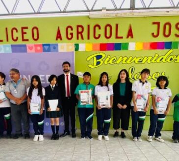 Junaeb entrega de sets de útiles escolares a estudiantes del Valle de Azapa