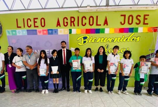Junaeb entrega de sets de útiles escolares a estudiantes del Valle de Azapa